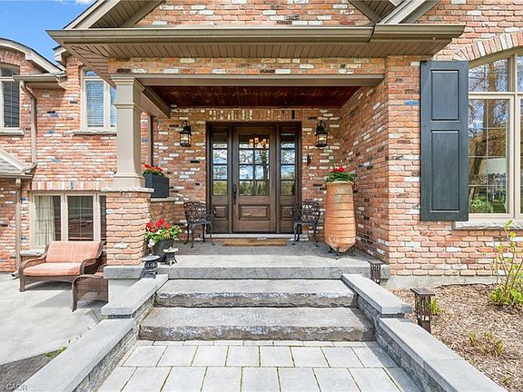 3rd image of 2073 Maplewood Rd