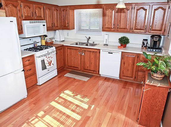 3rd image of 310 Bridgewood Dr