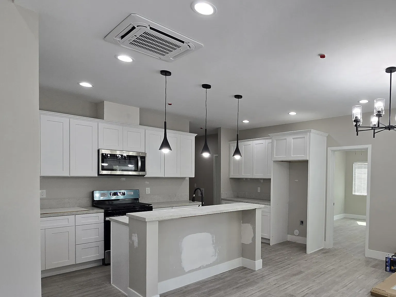 3 bed, 1.5 bath, 1300 sqft, $3,700 — Photo 3