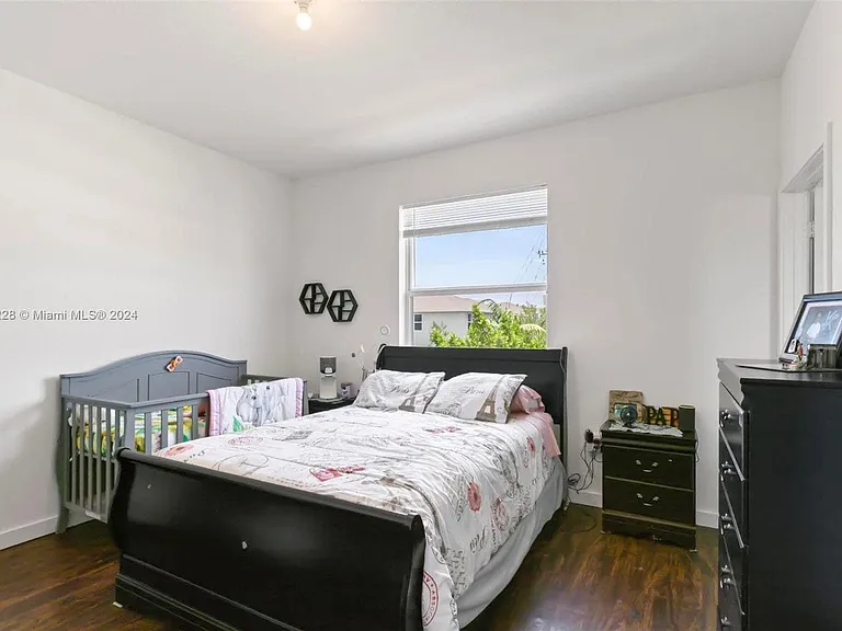 389 NE 5th Pl — Photo 2