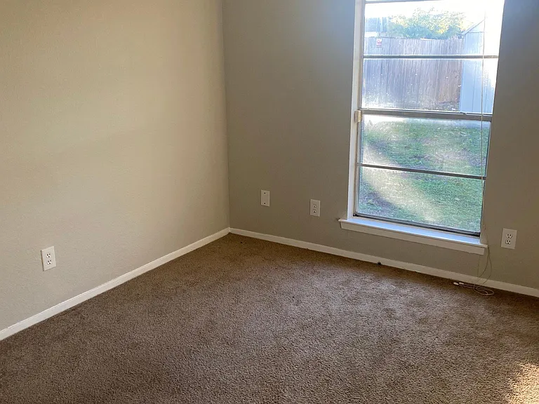 203 Linda St — Photo 8