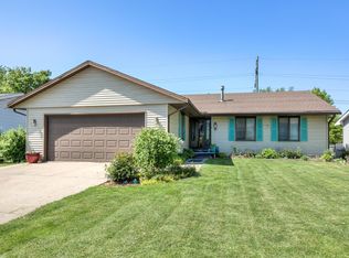 3 Cedar Ct, Bloomington, IL 61701