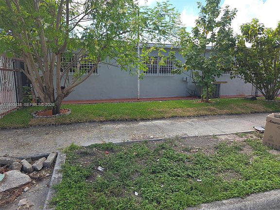 2nd image of 965 W 23rd St