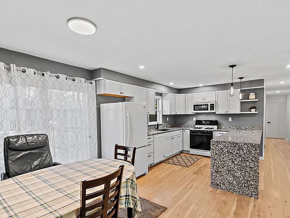 5th image of 3819 E Lakeview Dr