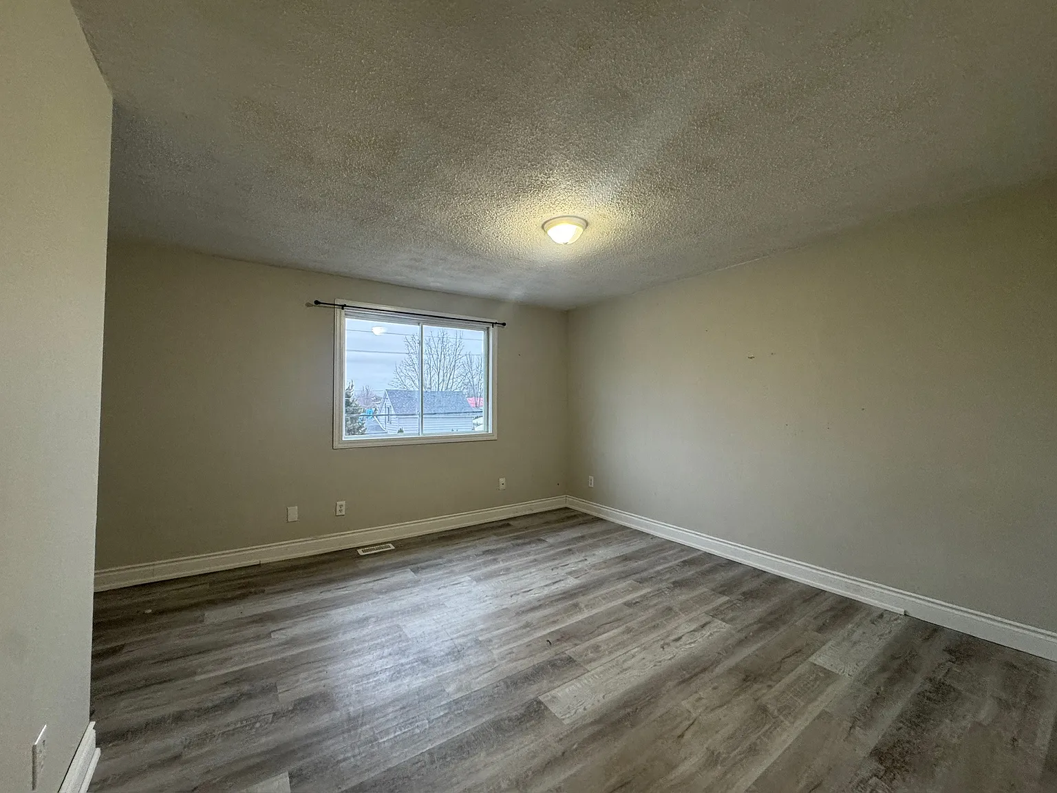 695 Wallace Street Wallaceburg — Photo 3