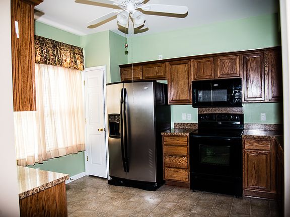 3rd image of 4715 Sommers Ln