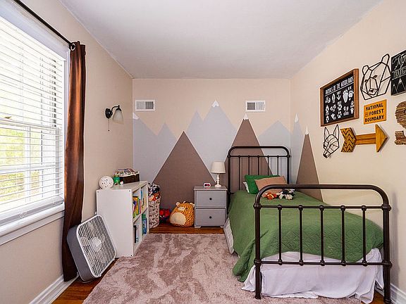 5th image of 1098 E Market St