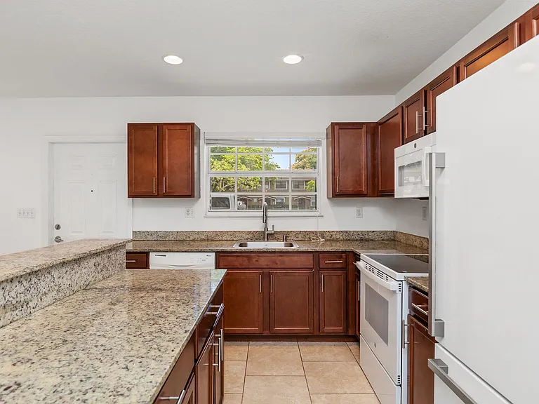 3525 NW 114th Ln — Photo 5