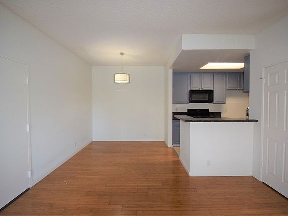 3rd image of 11594 Moorpark St APT 201
