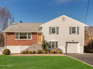 26 Wayside Dr, White Plains, NY 10607