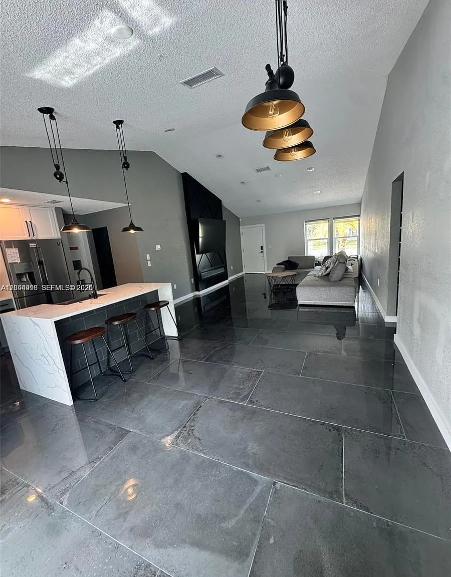 4 bed, 3.0 bath, $3,500 — Photo 4