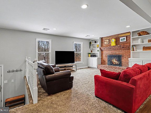 4th image of 2156 Miller Rd