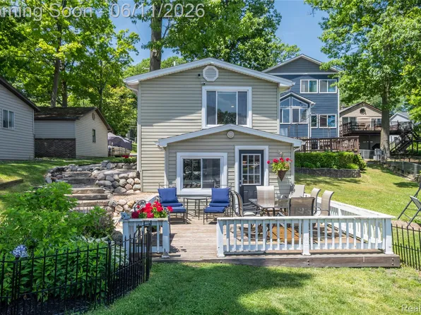 16161.5 Knobhill Dr, Linden, MI 48451
