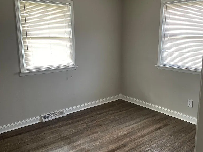 1435 Hodgenville Rd — Photo 3
