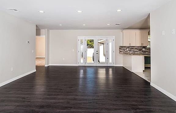 5th image of 5446 Woodman Ave