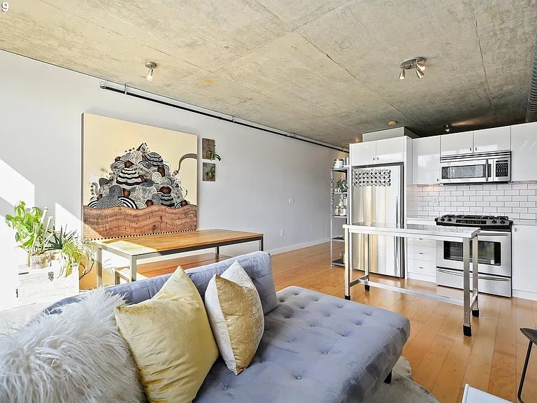 1926 W Burnside St #914 — Photo 6