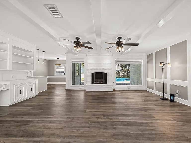 919 Longview Dr — Photo 3