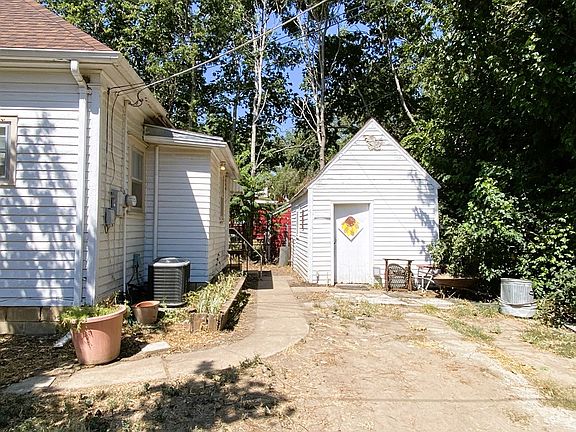 3rd image of 113 S 12th St
