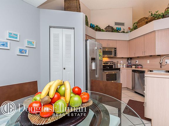 3rd image of 420 Somerset Way