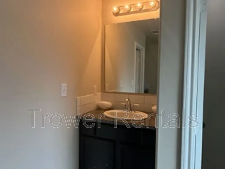 810 E 92nd St — Photo 15