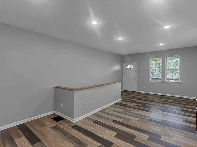 2023 - 2025 Sullivant Ave — Photo 9