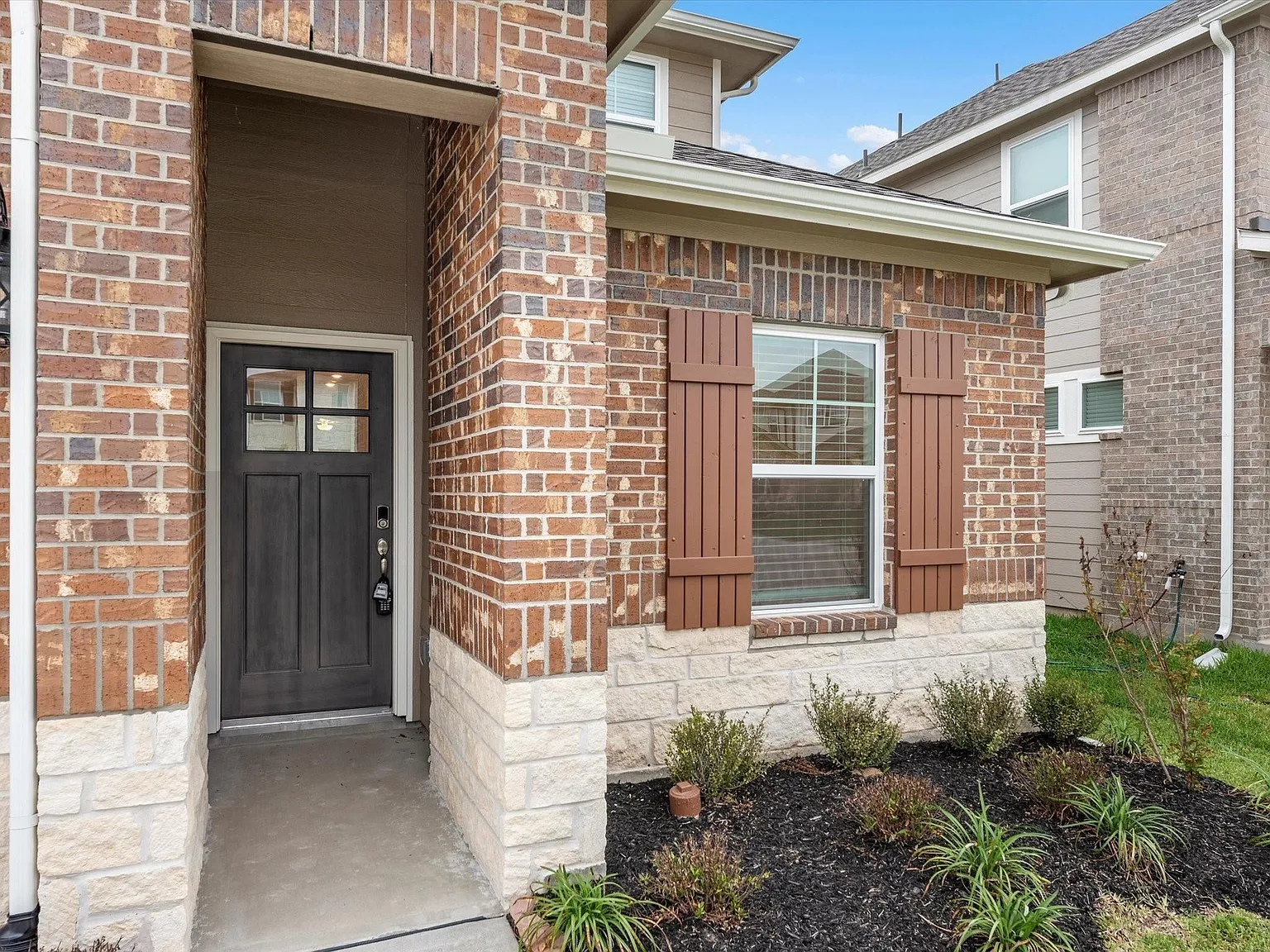 4 bed, 2.5 bath, 2350 sqft, $2,300 — Photo 4