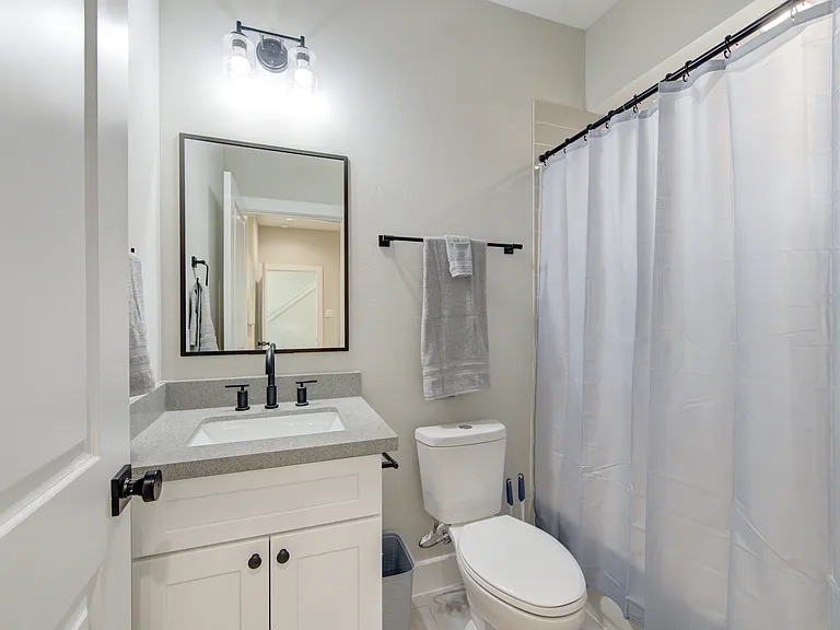 2418 Everett St — Photo 7