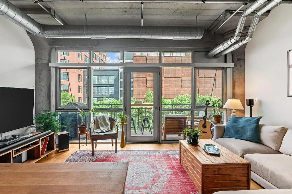 2 bed, 1.0 bath, 833 sqft, $2,300 — Photo 2