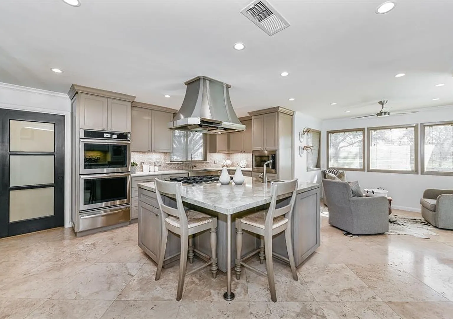 Gorgeous private home on 3 acres in Richmond. Enter through the gated access to your fully fenced... — Photo 1