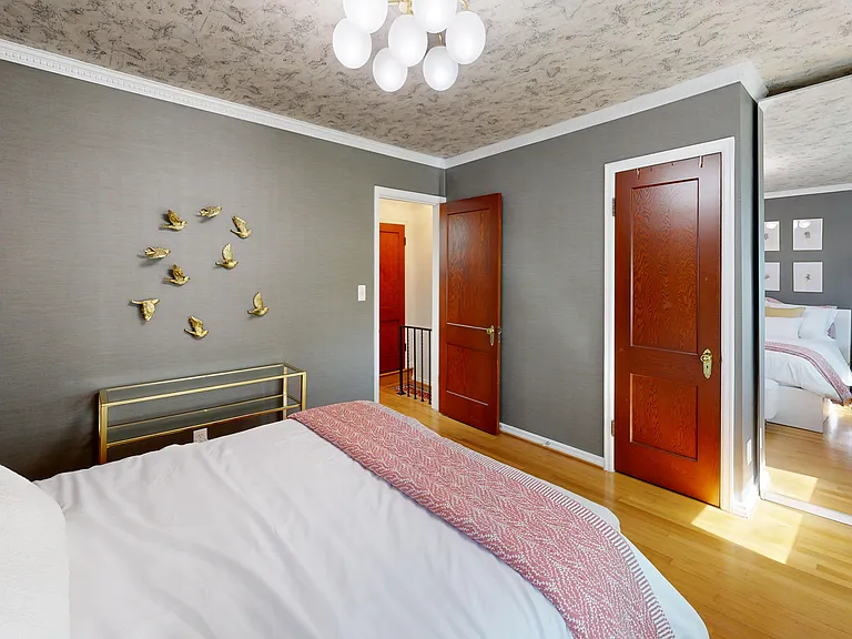 Upstairs Queen size bedroom