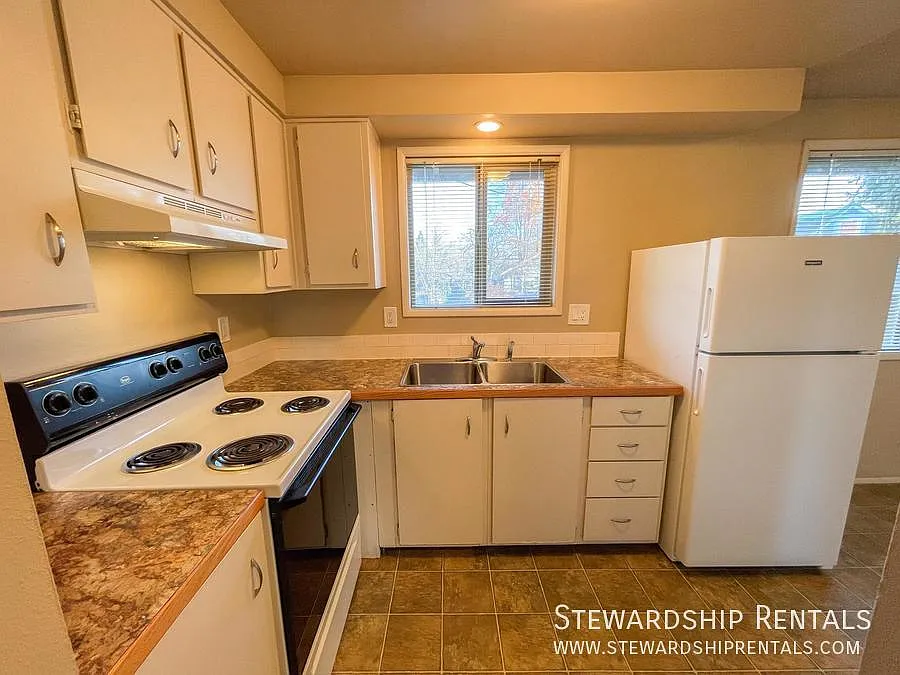 Upstairs unit close to downtown — Photo 4