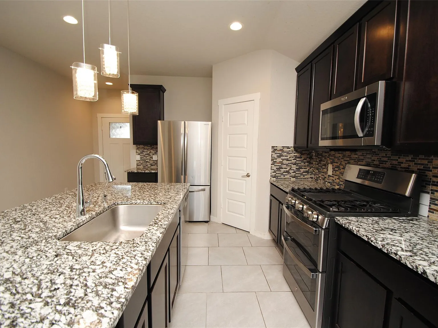 4 bed, 2.0 bath, 1792 sqft, $2,300 — Photo 3