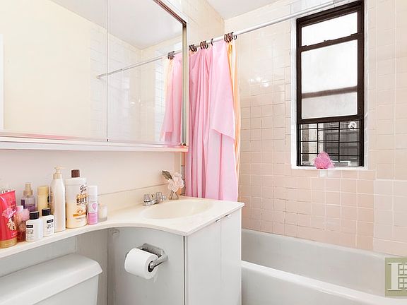3rd image of 5 W 107th St APT 4C