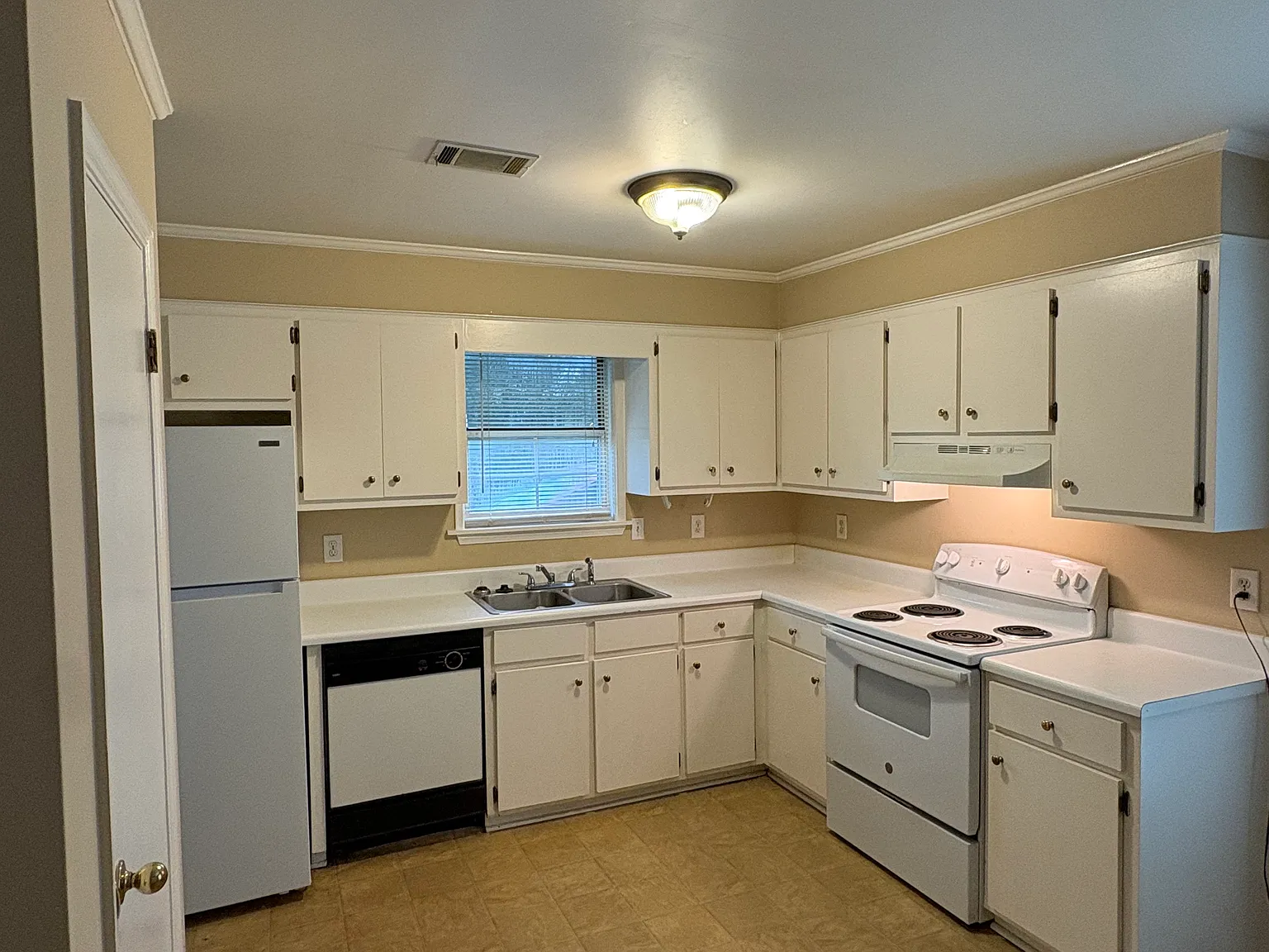 3 bed, 1.5 bath, 1201 sqft, $1,250 — Photo 2