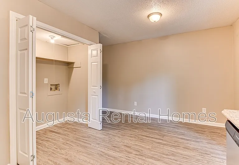 137 Chalet North Ct — Photo 15