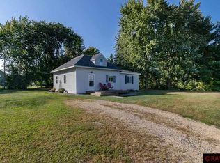 370 E Woodlawn St, Le Center, MN 56057