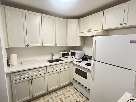 4th image of 163 Markham H #163