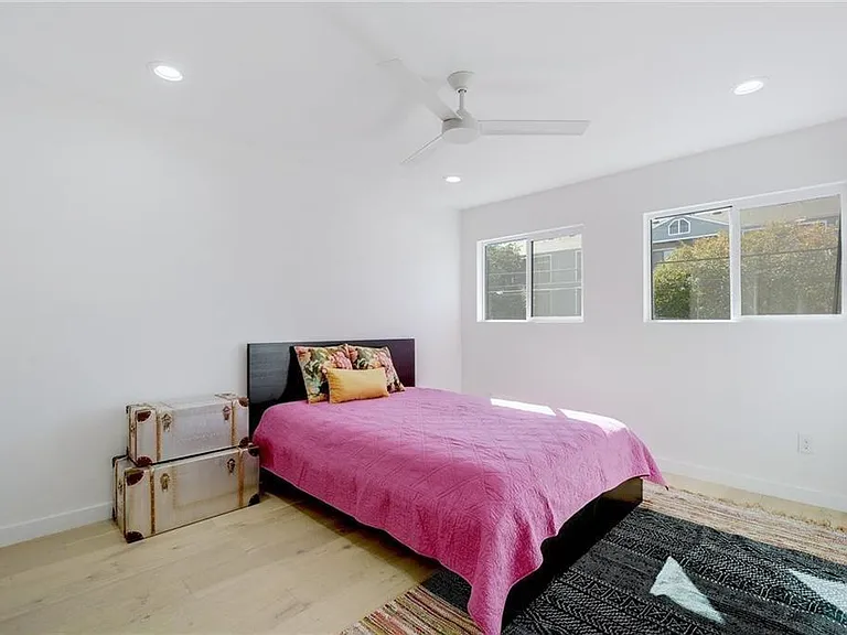 400 E 30th St #204 — Photo 9