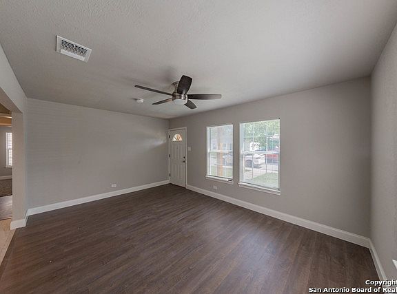 4th image of 153 Kaine St
