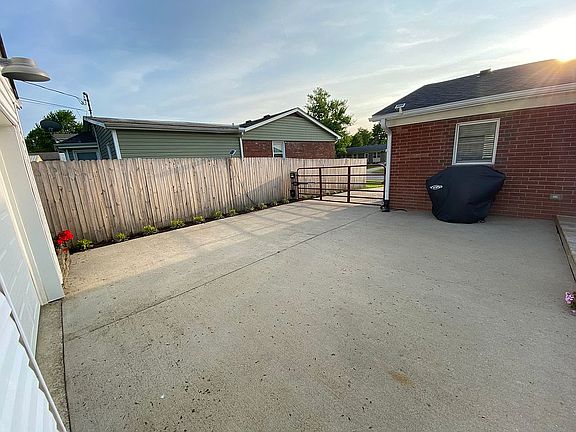 3rd image of 3550 River Park Dr