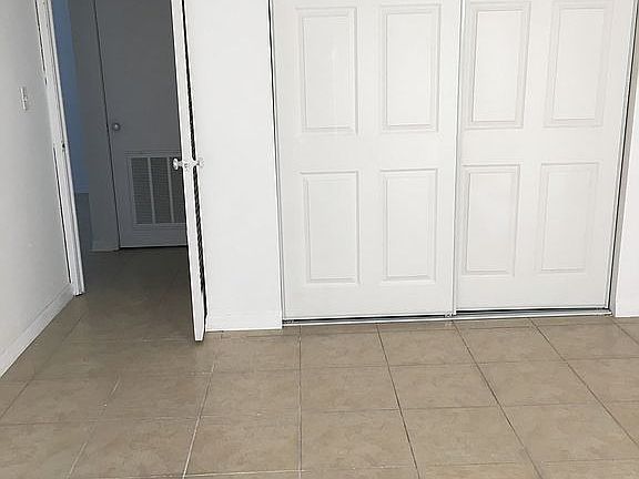 4th image of 3913 Club Cir