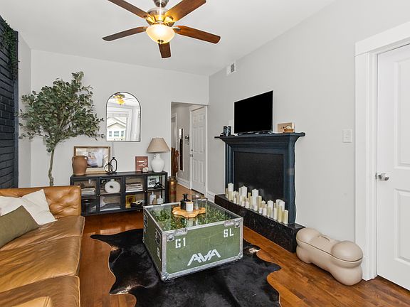 4th image of 3323 N Leavitt St Unit 2