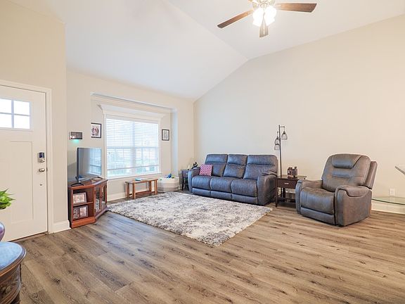 3rd image of 3834 Coventry Dr