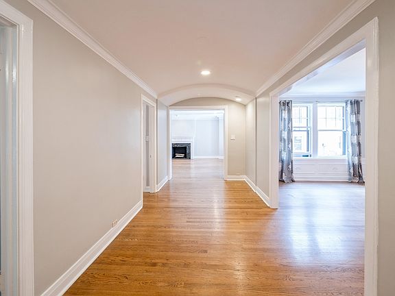 2nd image of 415 W Aldine Ave APT 2C