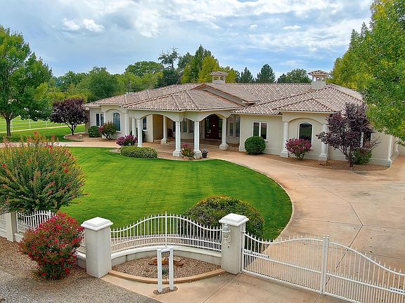2nd image of 610 Paseo Del Bosque NW