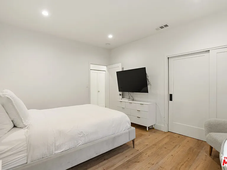 327 N Edinburgh Ave — Photo 37