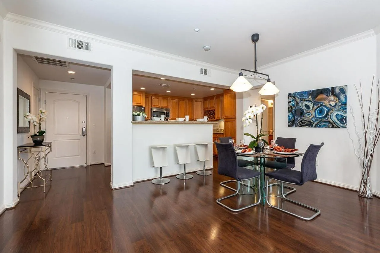 2 bed, 1082 sqft, $4,300 — Photo 4