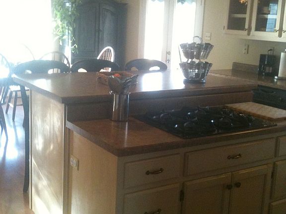 Kitchen Island w/Gas Cooktop
