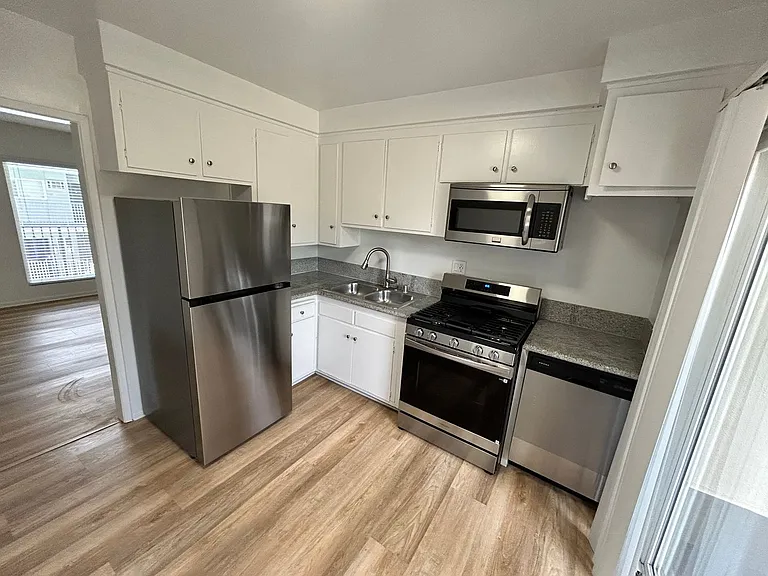 13860 Burbank Blvd — Photo 67