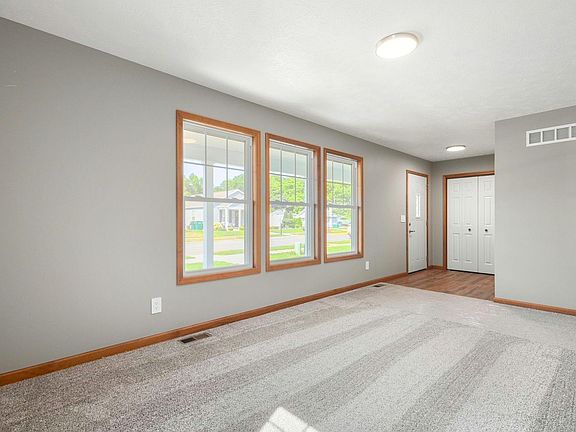 5th image of 1563 E Edgar Ave